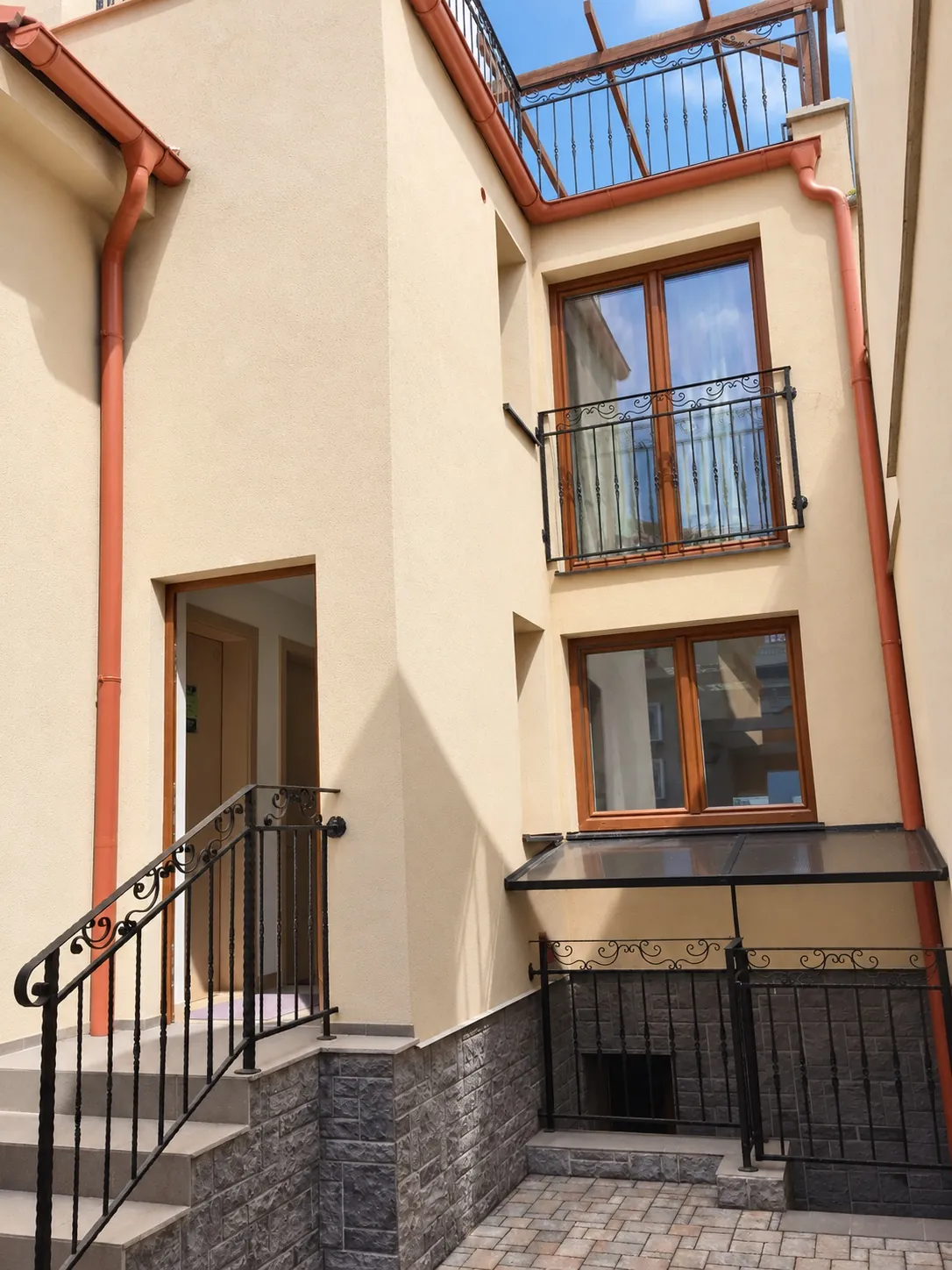Inner courtyard and the apartment’s private entrance