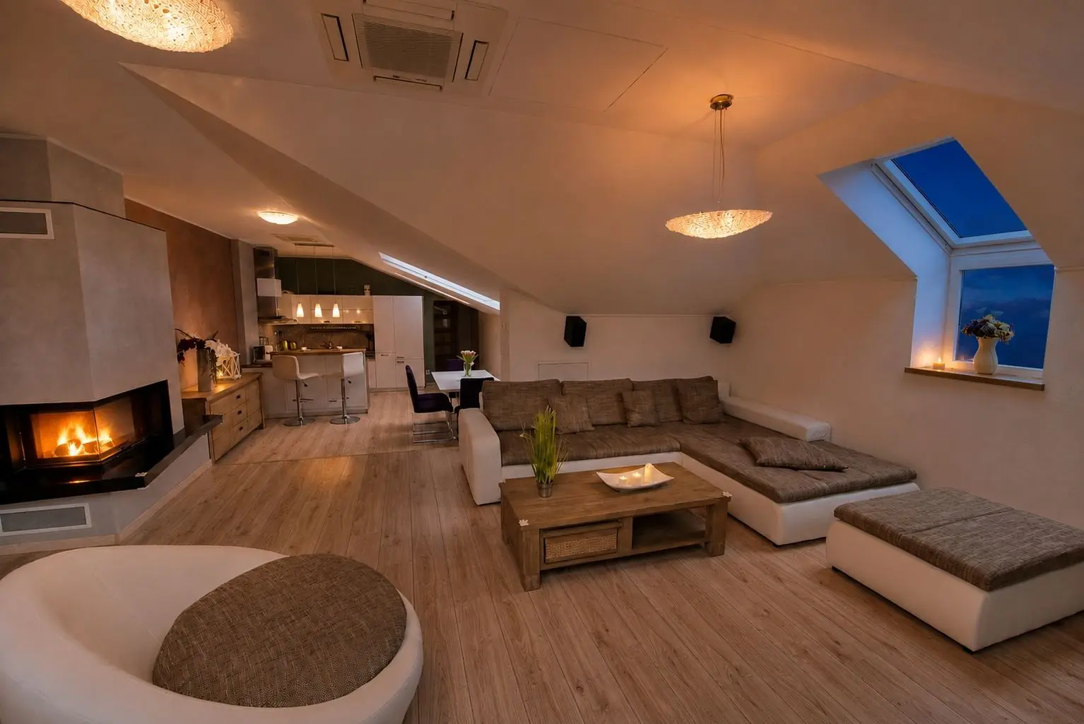 The lounge with the fireplace lit in the evening – Cassovia City Park Residence, Košice