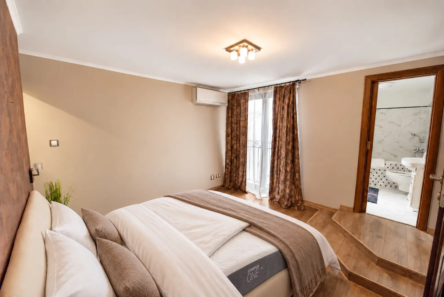 King bed with a Tempur mattress in the master bedroom – Cassovia City Park Residence, Košice